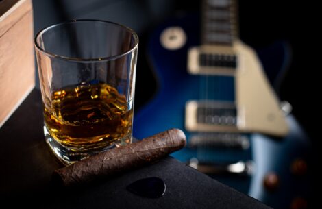 glass of scotch vs bourbon on the rocks,