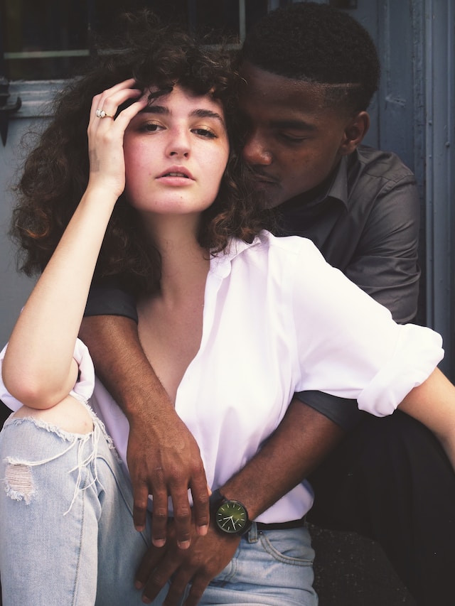 man holding is girlfriend, 15 things women look for in a man,